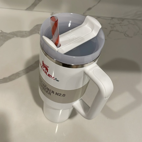 Stanley - MISTLETOE TWIST - 40 oz Quencher H2.0 Flowstate Tumbler - NWT! - Picture 7 of 9